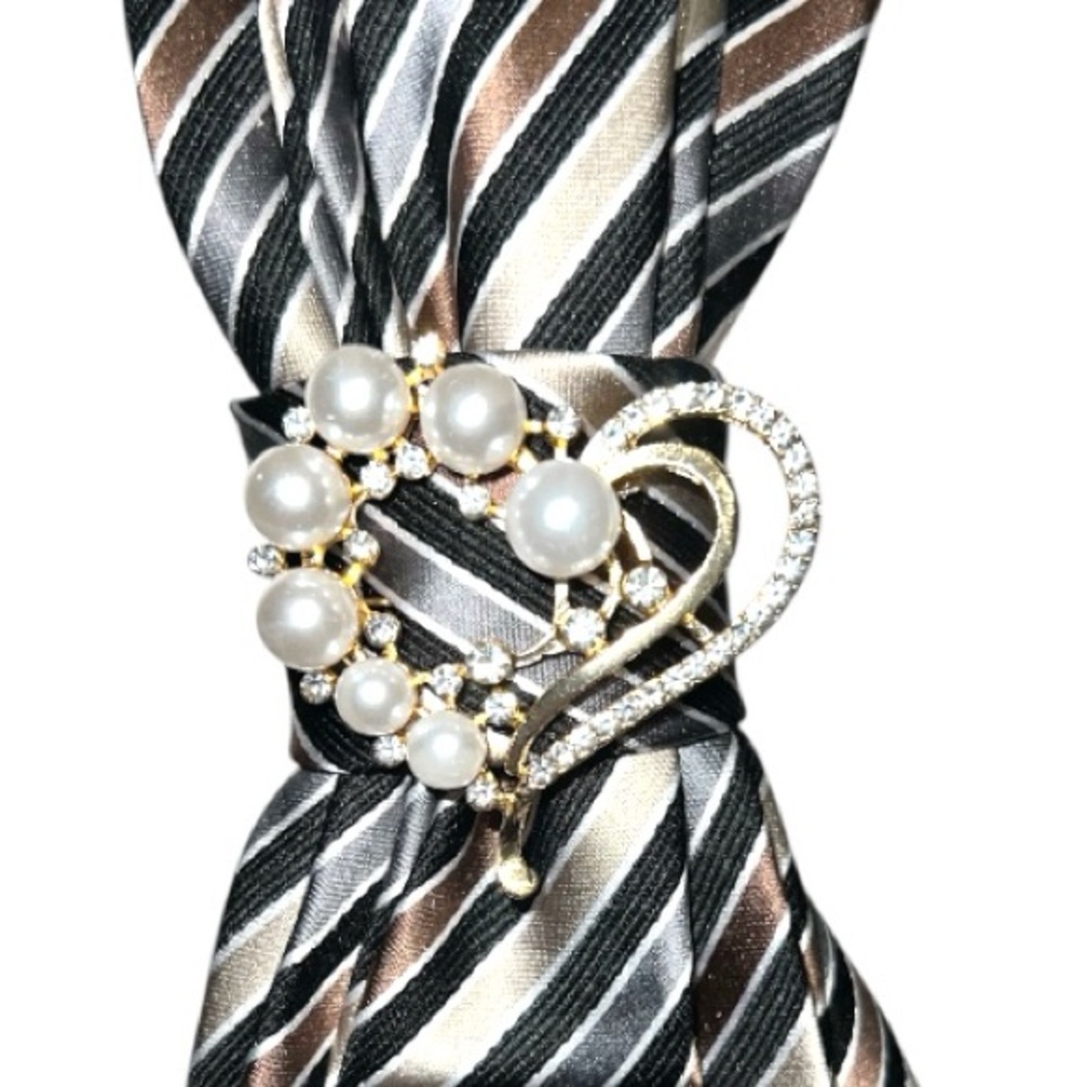 “Dainty Dapper”Elegant Striped necktie Necklace with heart brooch - Picture 4 of 6